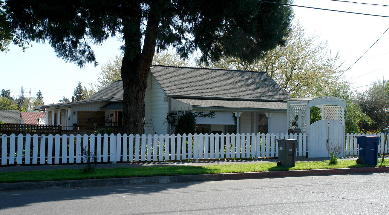 444 Mason St in Healdsburg, CA - Building Photo