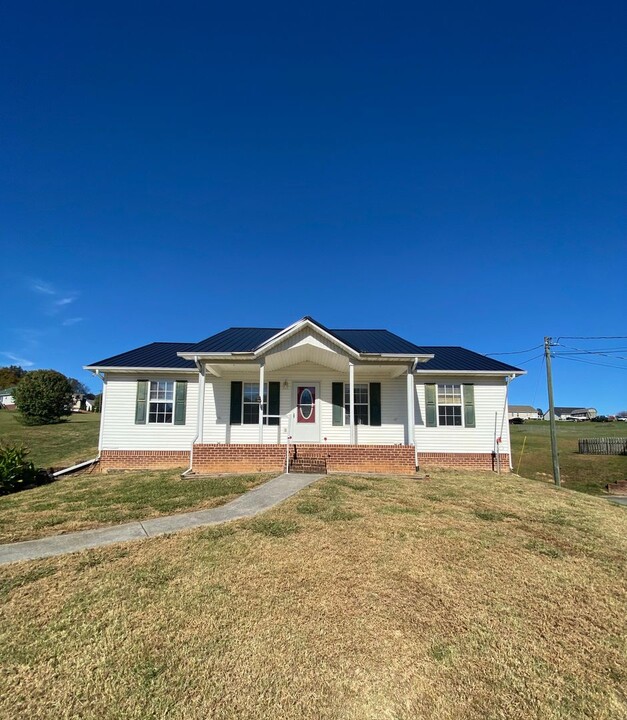 1887 Warrensburg Rd in Whitesburg, TN - Foto de edificio