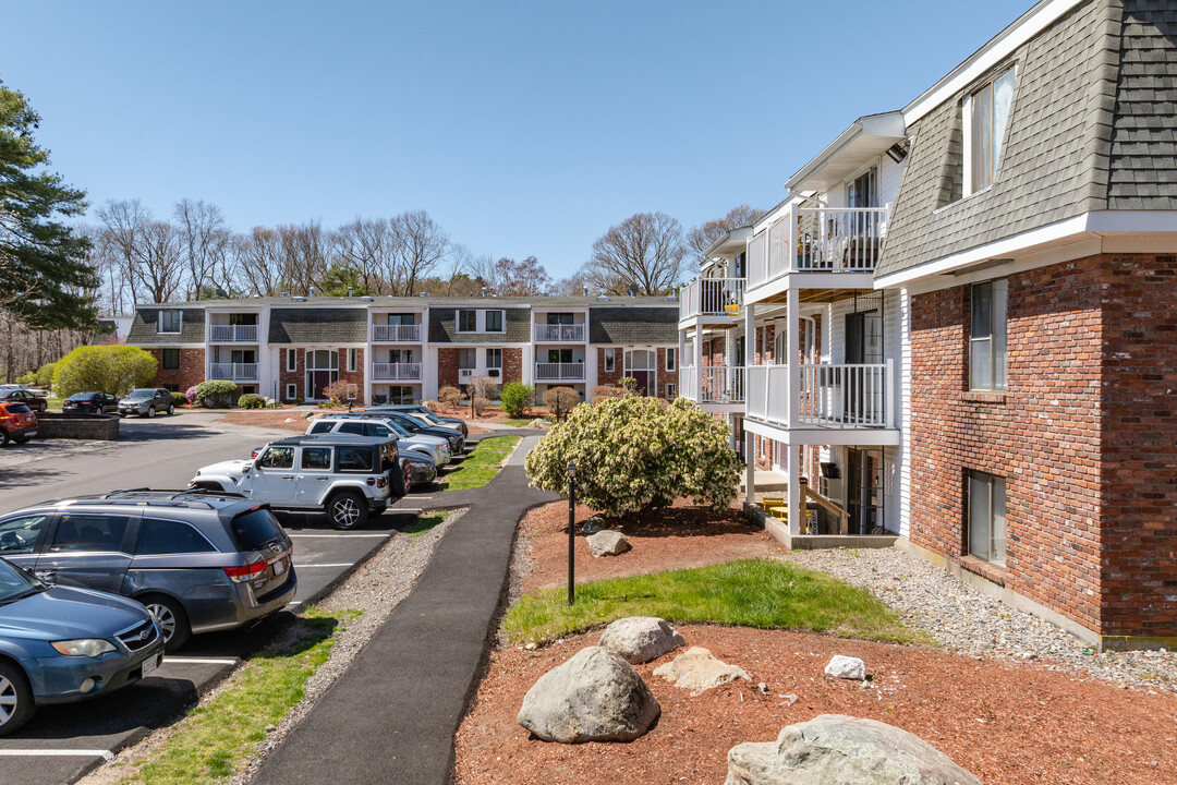 Fox Run Condominiums in Foxboro, MA - Building Photo