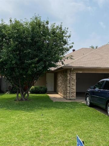 7522 April Ln in North Richland Hills, TX - Foto de edificio