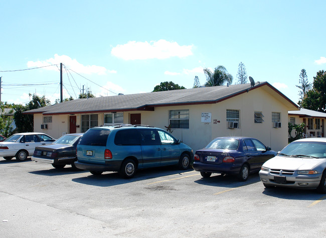 2428-2432 Hayes St in Hollywood, FL - Building Photo - Building Photo