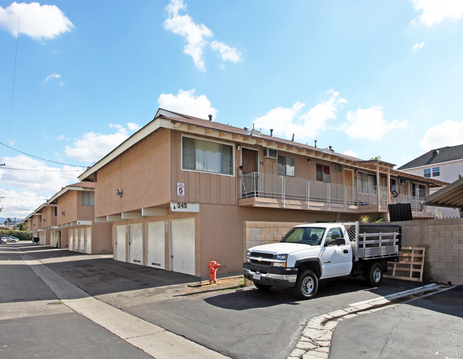 345 S Tustin St in Orange, CA - Foto de edificio