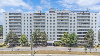370 Steeles Ave in Brampton, ON - Building Photo