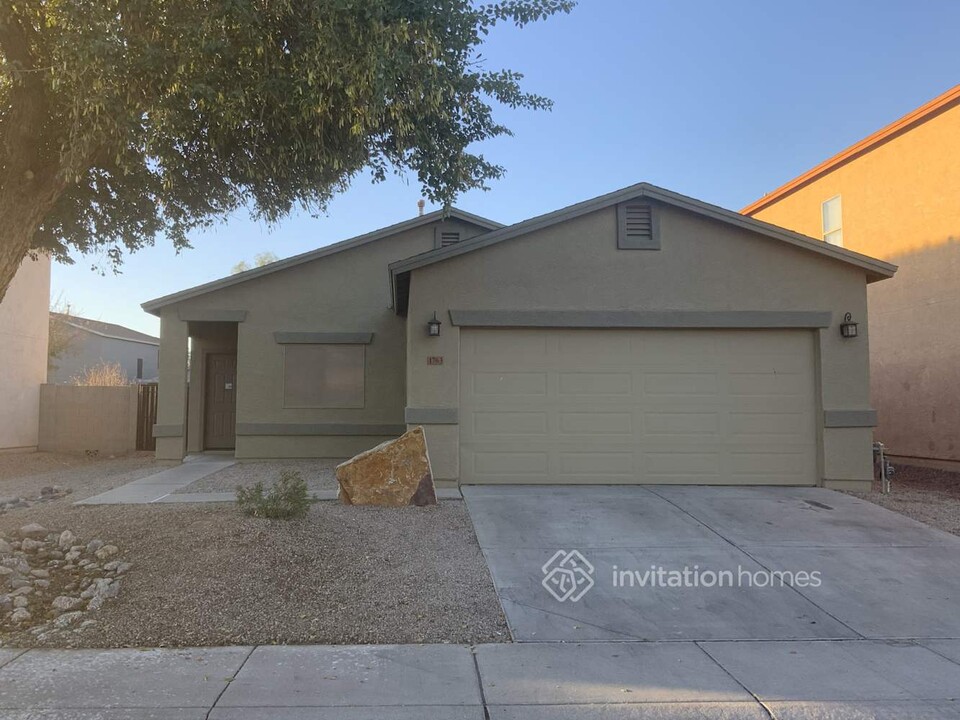 1763 E Dust Devil Dr in San Tan Valley, AZ - Foto de edificio