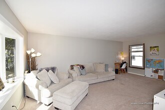 9 S Northampton Dr in Geneva, IL - Building Photo - Building Photo