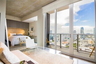 151 SE 1st St in Miami, FL - Building Photo - Building Photo