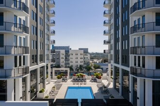 VIV in St. Petersburg, FL - Building Photo - Building Photo