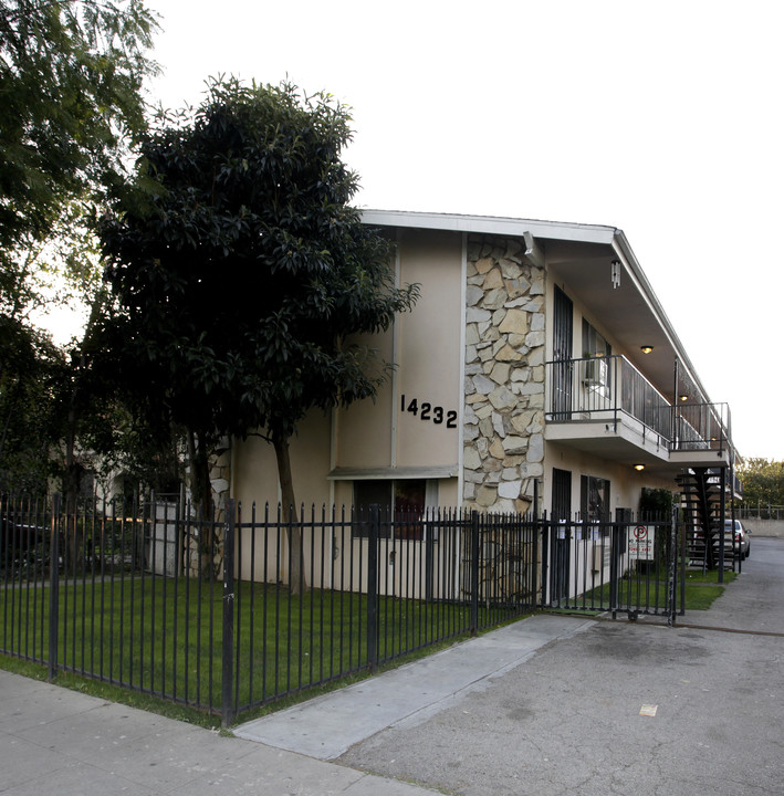 14232 Sylvan St in Los Angeles, CA - Building Photo