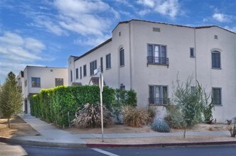 7714-7722 Rosewood Ave in Los Angeles, CA - Foto de edificio - Building Photo