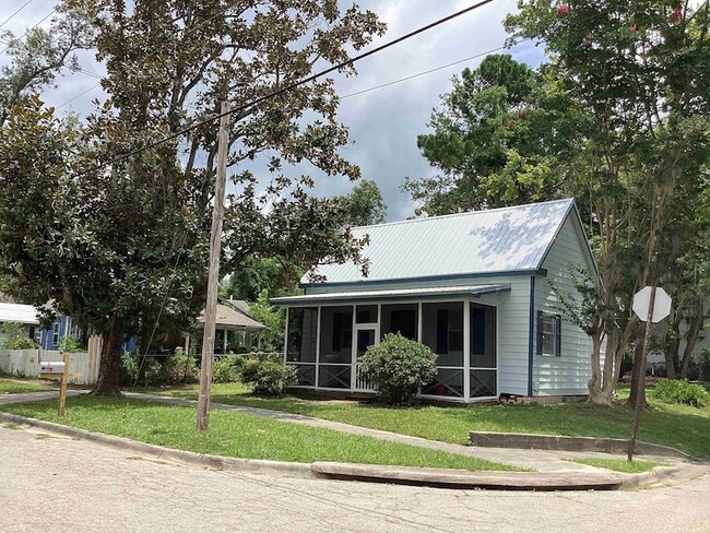 property at 523 SW Horry Ave