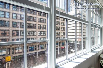 60 E Benton Pl in Chicago, IL - Building Photo - Building Photo