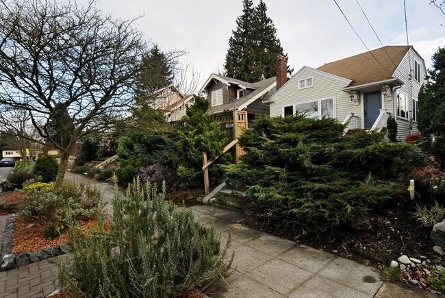 8334 32nd Ave NW in Seattle, WA - Building Photo - Building Photo