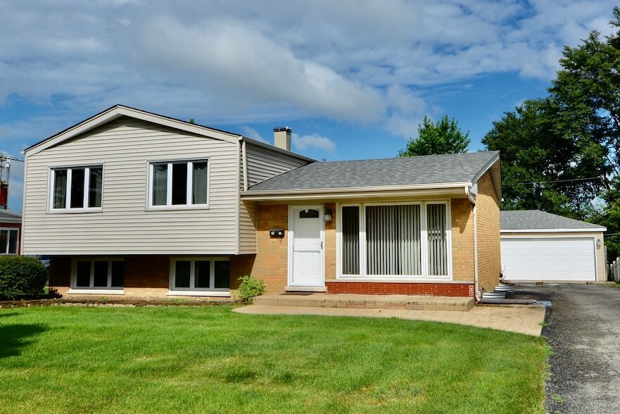 1016 S Charlotte St in Lombard, IL - Building Photo