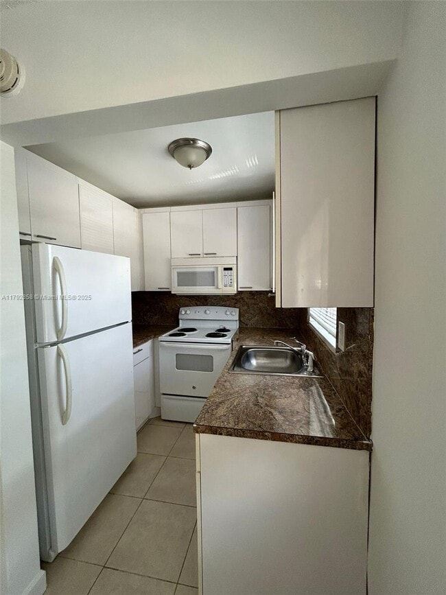 2435 Van Buren St in Hollywood, FL - Building Photo - Building Photo