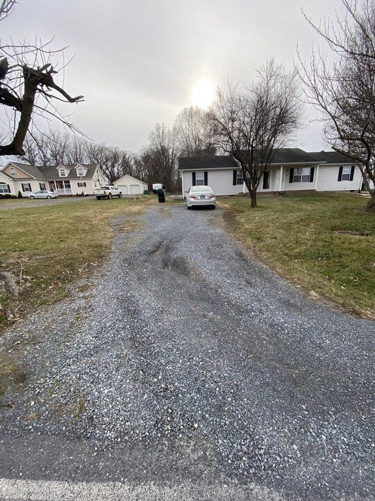 87 Cary St in Grottoes, VA - Building Photo