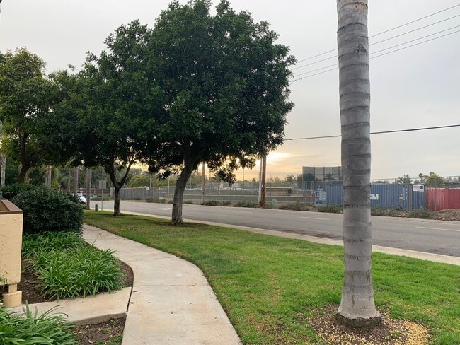 212 Woodland Pkwy in San Marcos, CA - Foto de edificio - Building Photo