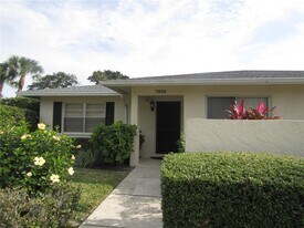 7008 W Country Club Dr N in Sarasota, FL - Building Photo