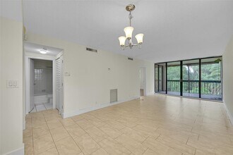 8415 Forest Hills Dr, Unit 305 in Coral Springs, FL - Building Photo - Building Photo