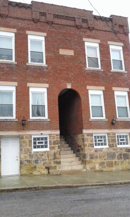 106 17th St, Unit APT 1 in Altoona, PA - Building Photo