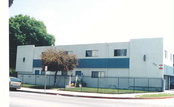 390 N Cerritos Ave in Azusa, CA - Foto de edificio