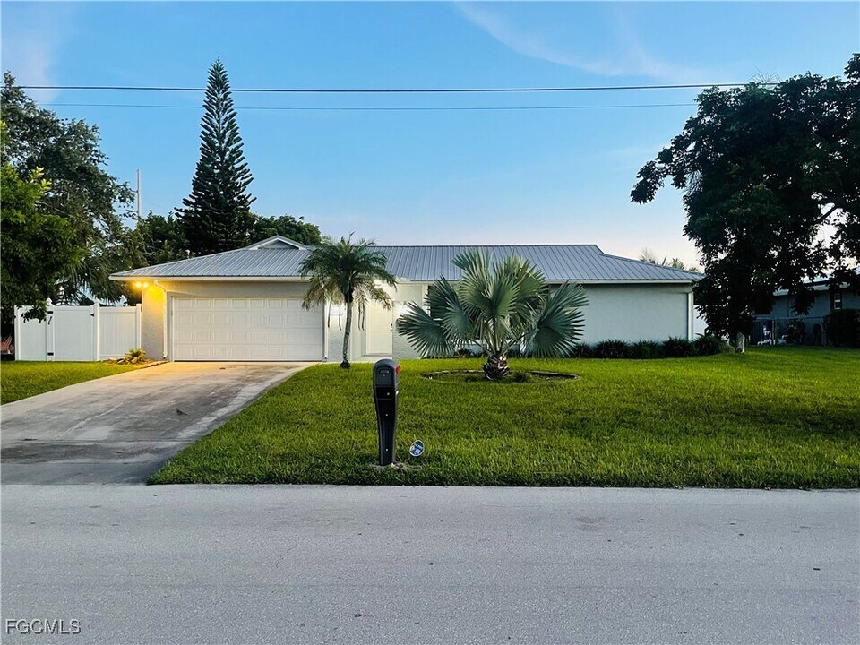 1518 SE 32nd St in Cape Coral, FL - Building Photo