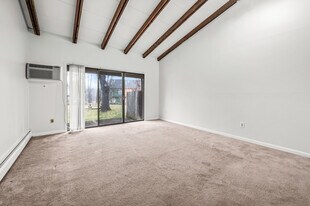 341 Oak St, Unit 4 in Manchester, CT - Building Photo