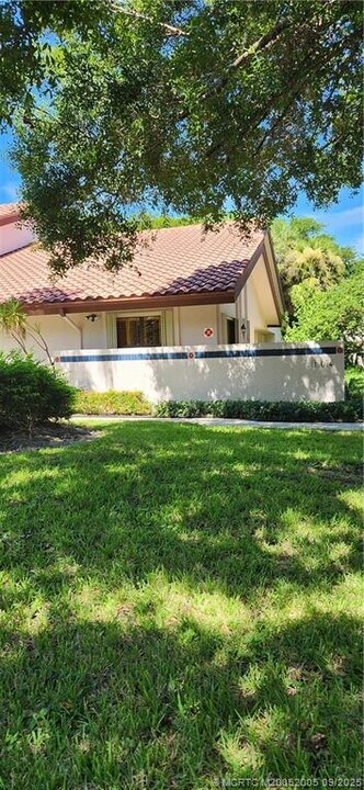 6001 SE Martinique Dr in Stuart, FL - Building Photo