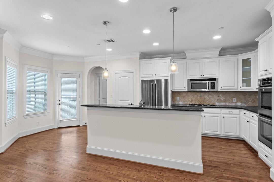 5801 Hillcrest Ave in Dallas, TX - Building Photo