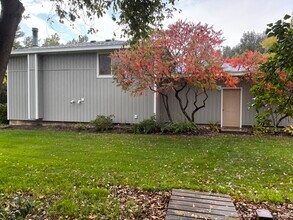 2220 S 4000 W in Rexburg, ID - Foto de edificio - Building Photo