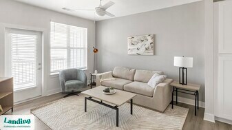 556 Martin Rd SW in Huntsville, AL - Building Photo