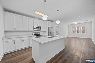 313 Woodland Pl in Leonia, NJ - Foto de edificio - Building Photo