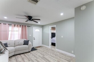 5300 NW 15th Ct in Lauderhill, FL - Foto de edificio - Building Photo