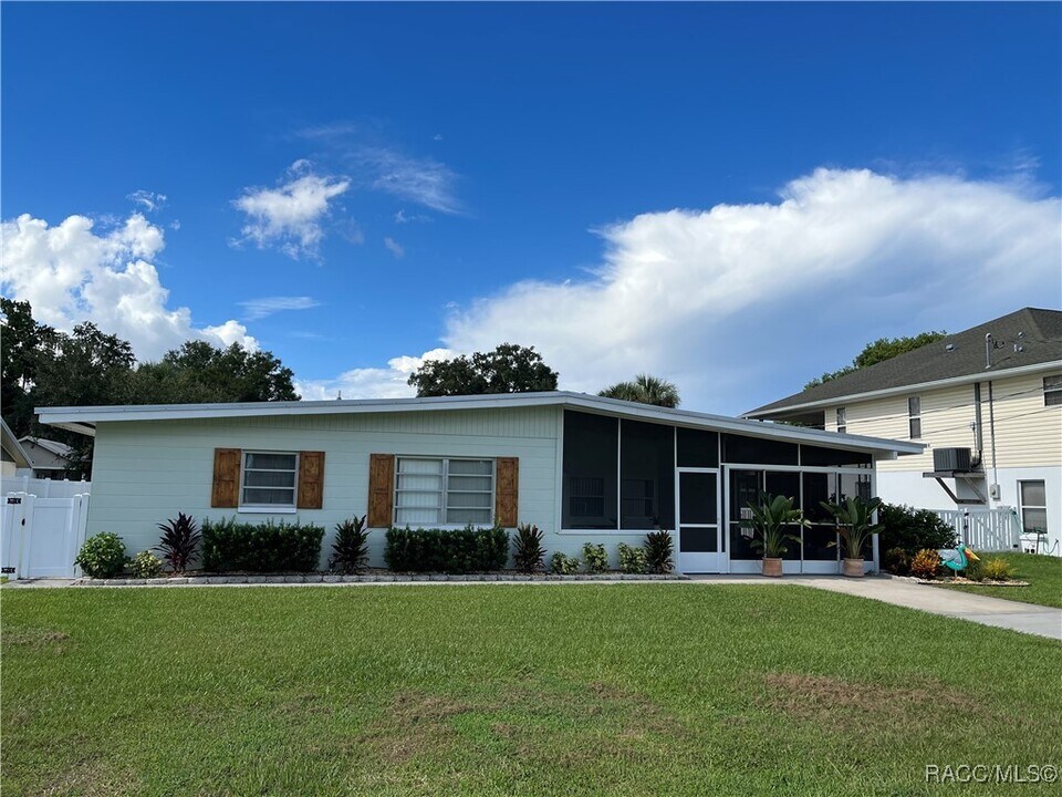 1920 NW 18th St in Crystal River, FL - Building Photo