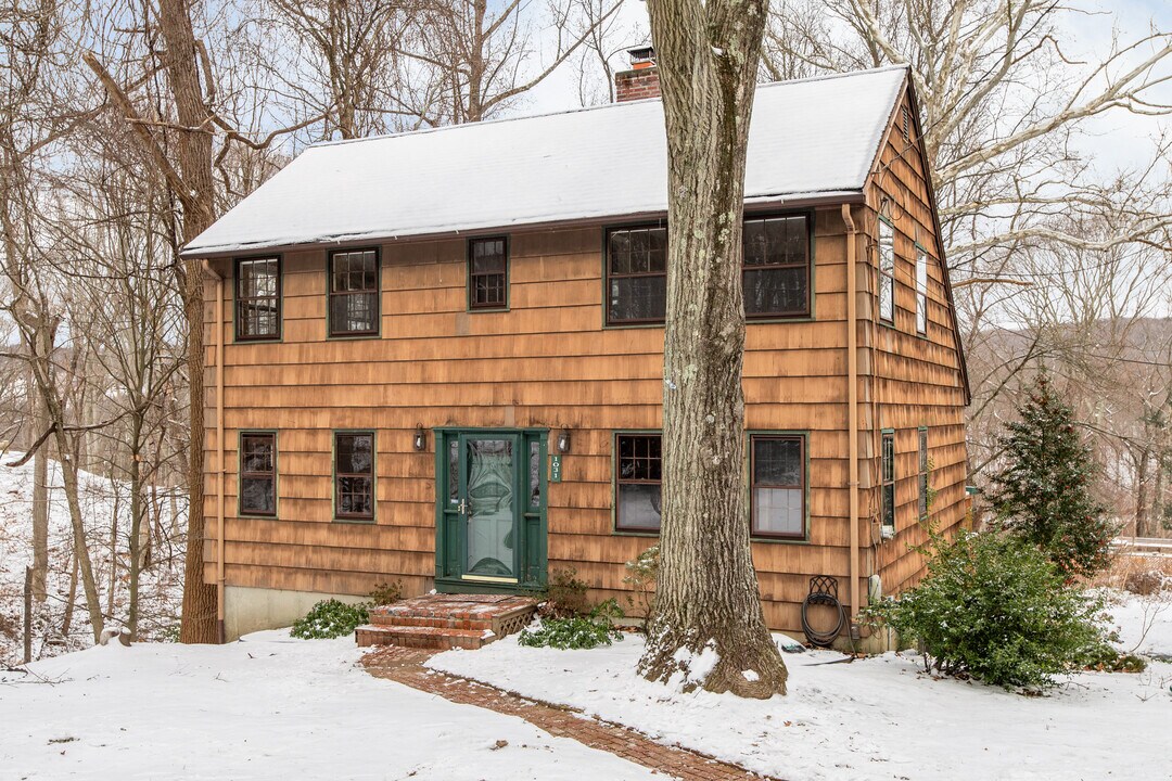 1031 Howe Avenue in Shelton, CT - Building Photo