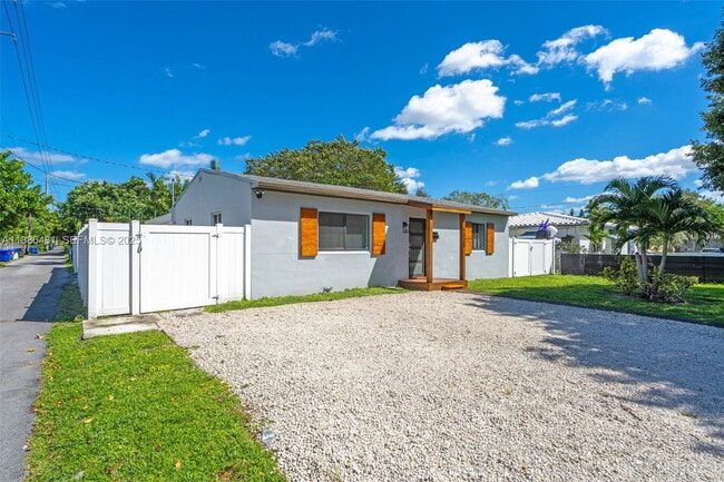 1325 N 26th Ave in Hollywood, FL - Building Photo - Building Photo
