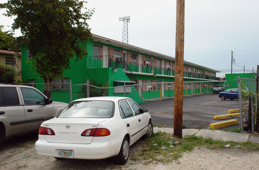 2751 NW 7th Ave in Miami, FL - Building Photo