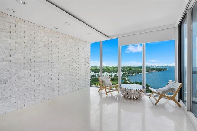 601 NE 36th St in Miami, FL - Building Photo - Building Photo