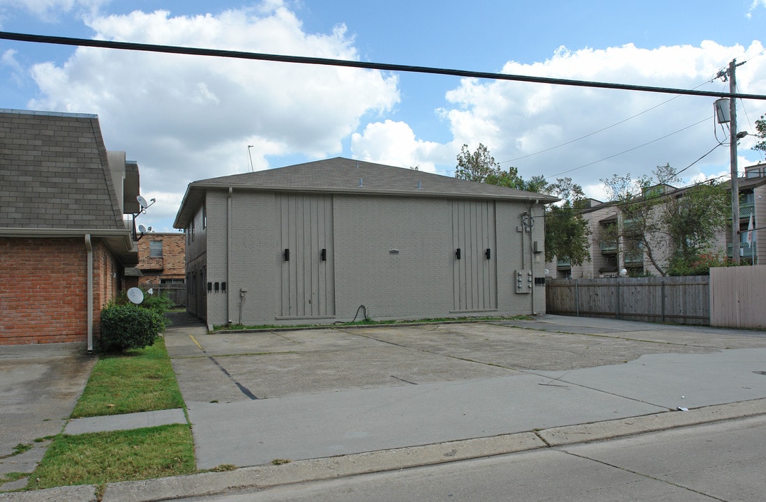 2413 Houma Blvd in Metairie, LA - Building Photo