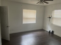 1202 E Cayuga St - 4