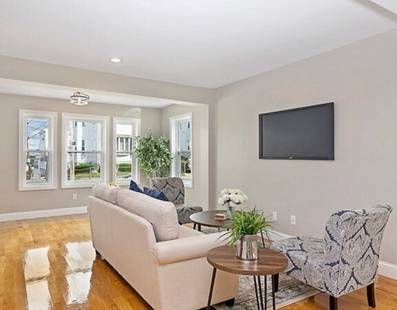 68 Edward St, Unit 1 in Medford, MA - Foto de edificio - Building Photo