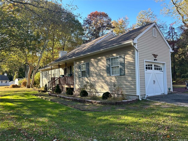 60 Church Ln in Middle Island, NY - Building Photo - Building Photo