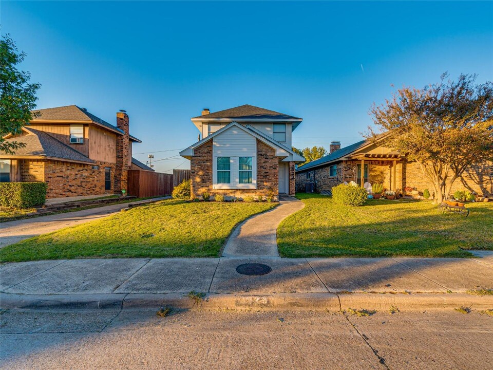 2523 Sunscape Ln in Dallas, TX - Building Photo