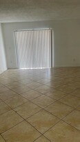 18880 NW 57th Ave in Hialeah, FL - Building Photo