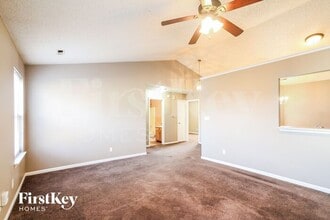 5226 Sweet River Way in Indianapolis, IN - Foto de edificio - Building Photo