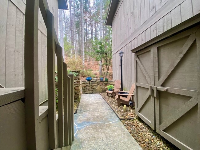 49 Lake Dr in Laurel Park, NC - Building Photo - Building Photo