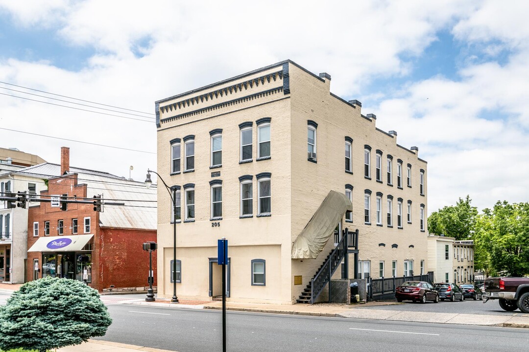 205 N Main St in Harrisonburg, VA - Building Photo