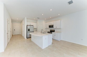 8437 Lunar Skye St in Sarasota, FL - Building Photo - Building Photo