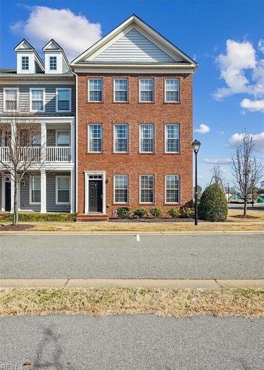 713 Waterside Dr in Hampton, VA - Building Photo