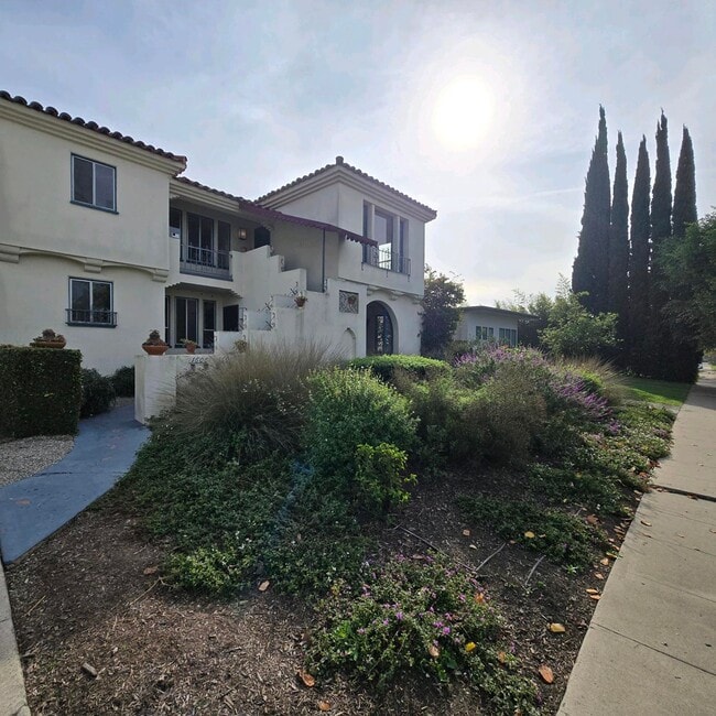 property at 1606 S Hayworth Ave