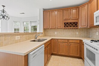 1002 Elmcroft Blvd in Rockville, MD - Building Photo - Building Photo